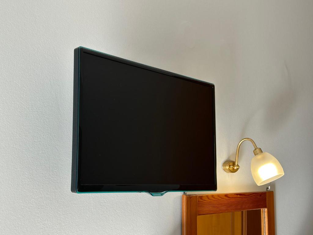 TV a/nebo společenská místnost v ubytování Brati II Beach Hotel