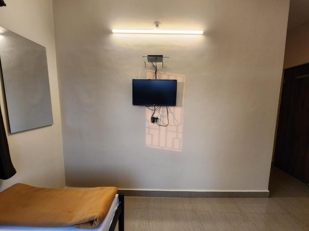 TV a/nebo společenská místnost v ubytování Sai Sharad Guest House