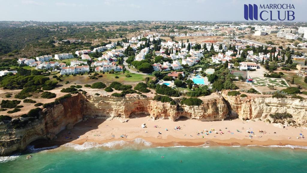 Una vista aérea de una playa con un grupo de personas. en Marrocha Club, en Porches