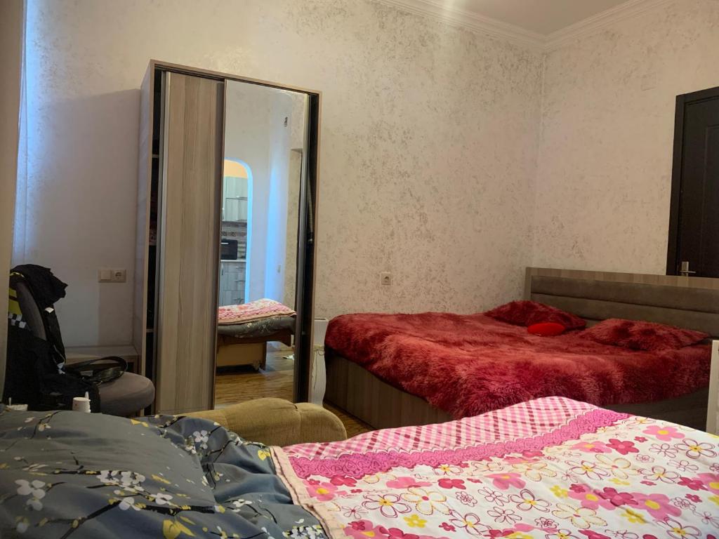Postel nebo postele na pokoji v ubytování Guest House Kakha