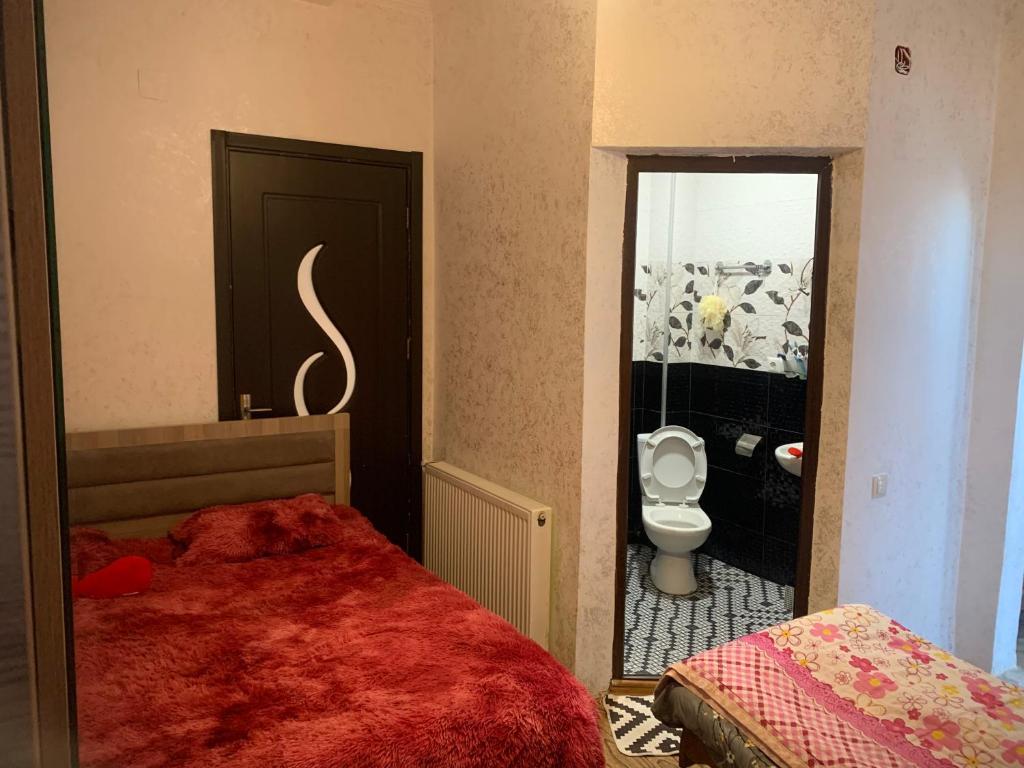 Postel nebo postele na pokoji v ubytování Guest House Kakha