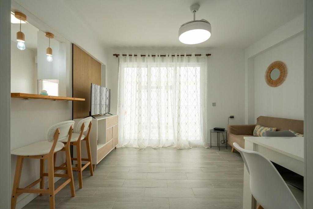kuchnia i salon ze stołem i krzesłami w obiekcie Apartamento Grau de Gandía con Vistas w mieście Puerto de Gandía