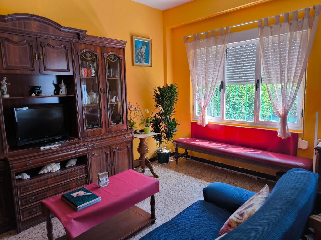 A television and/or entertainment centre at Albergue Por Fin