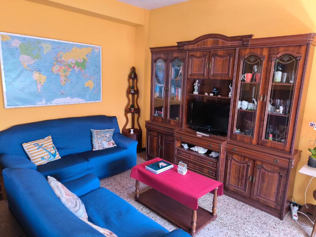 A seating area at Albergue Por Fin