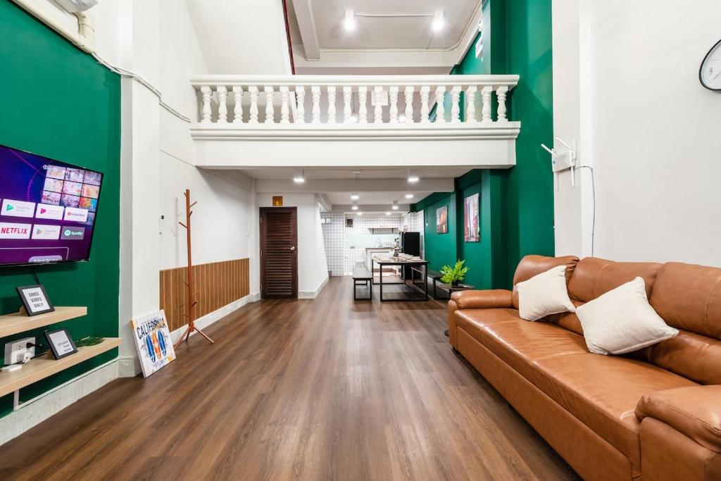 TV a/nebo společenská místnost v ubytování The Sleepyard Sathorn 11