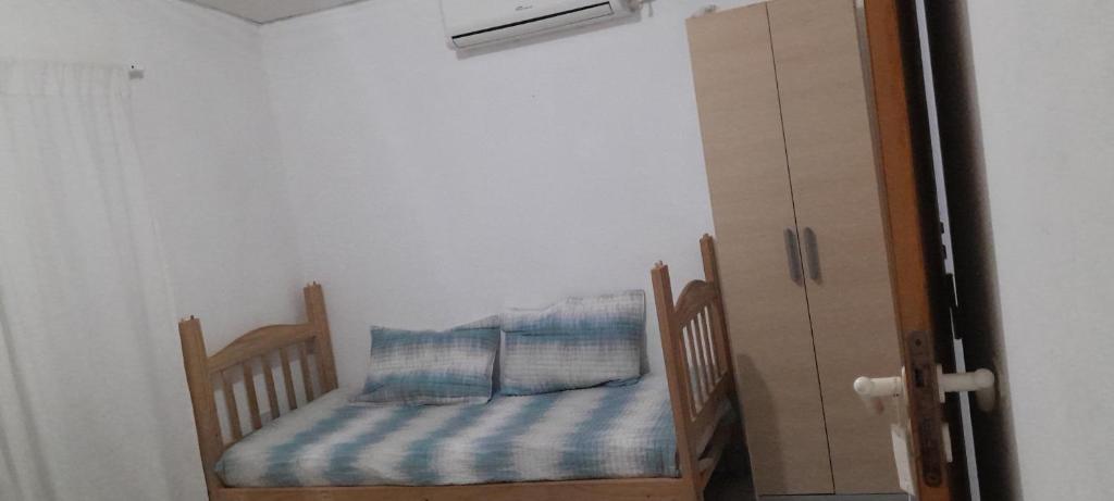 une chambre avec un berceau avec un oreiller dessus dans l'établissement Kalma, à Villa Elisa