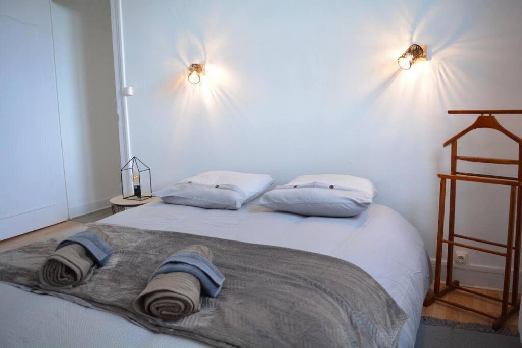 une chambre avec un lit avec deux oreillers dessus dans l'établissement Cyclo 2 Loire, à Saumur