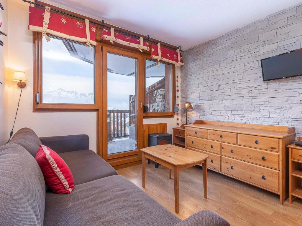 un soggiorno con un divano e una finestra di Appartement cosy pour 4 à Avoriaz avec balcon et internet - FR-1-314-117 ad Avoriaz