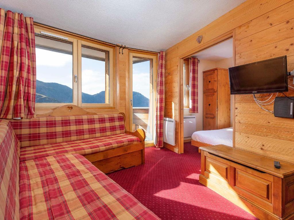 Cette chambre dispose d'un canapé et d'une télévision. dans l'établissement Charmant 2 Pièces Montagne avec Wifi à Avoriaz - FR-1-314-134, à Avoriaz