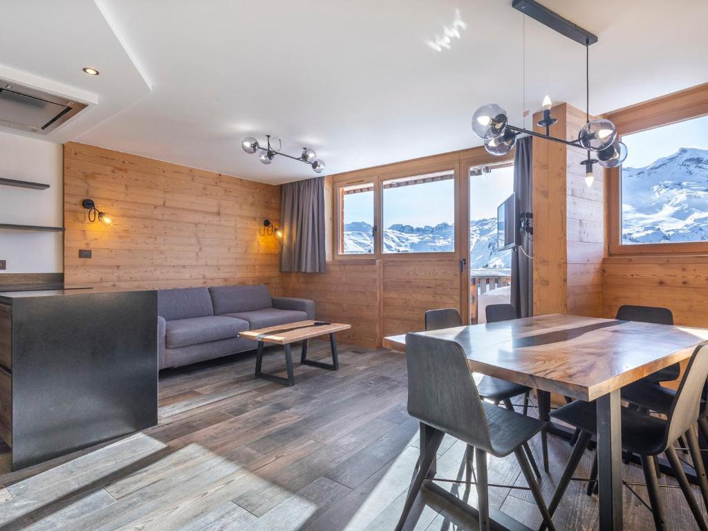 Photo de la galerie de l'établissement Appartement rénové, 6 pers., luxe, balcon sud, accès direct pistes, services inclus - FR-1-314-239, à Morzine