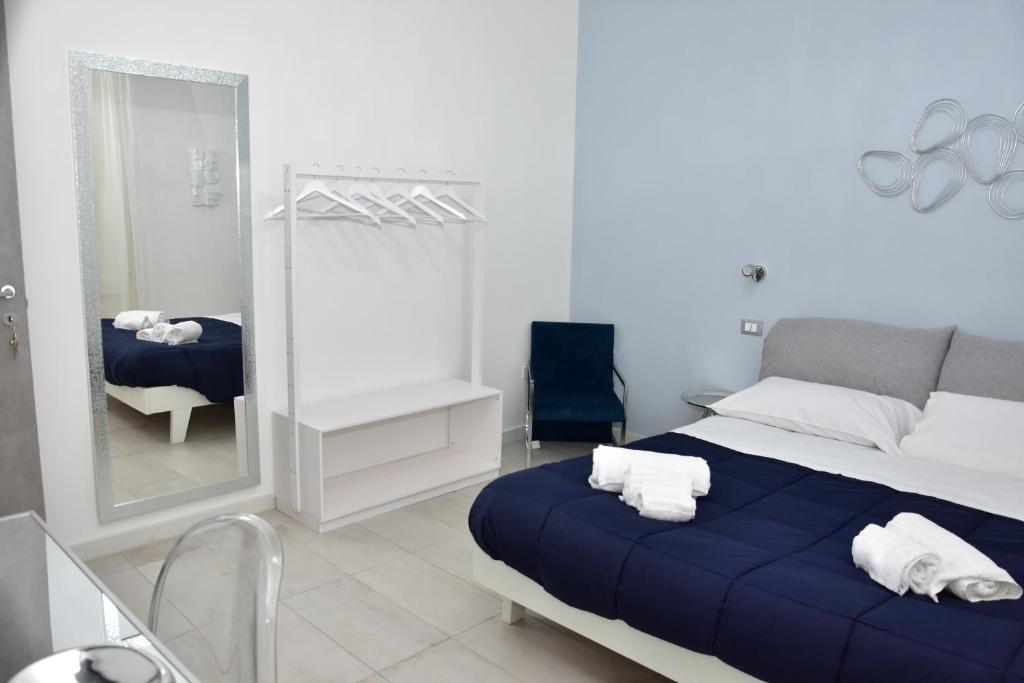 Postel nebo postele na pokoji v ubytování Yllen Rooms