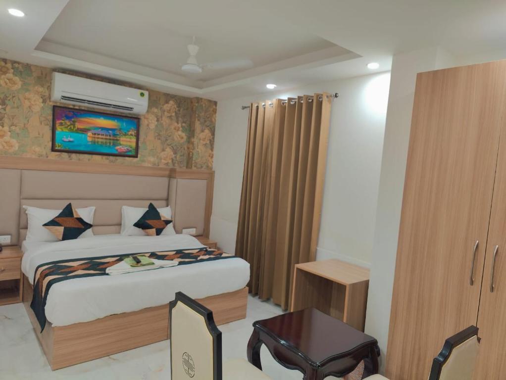 Postel nebo postele na pokoji v ubytování Decent Suites - Hotel & Restaurant Near IGI Airport