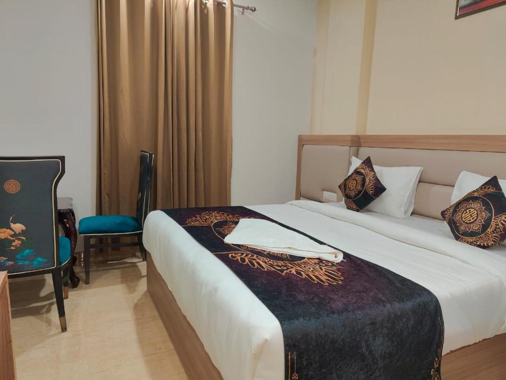 Postel nebo postele na pokoji v ubytování Decent Suites - Hotel & Restaurant Near IGI Airport
