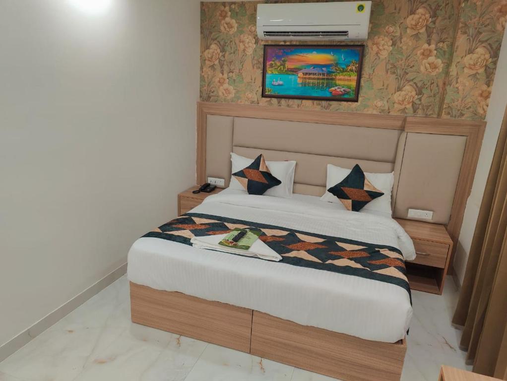 Postel nebo postele na pokoji v ubytování Decent Suites - Hotel & Restaurant Near IGI Airport
