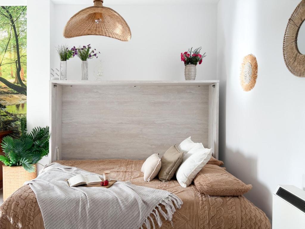 - une chambre avec un lit avec une tête de lit dans l'établissement Mystic Home, à Hervás