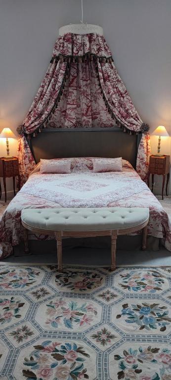 une chambre avec un lit à baldaquin dans l'établissement Château de la Mothe, à Saint-Sulpice-en-Pareds