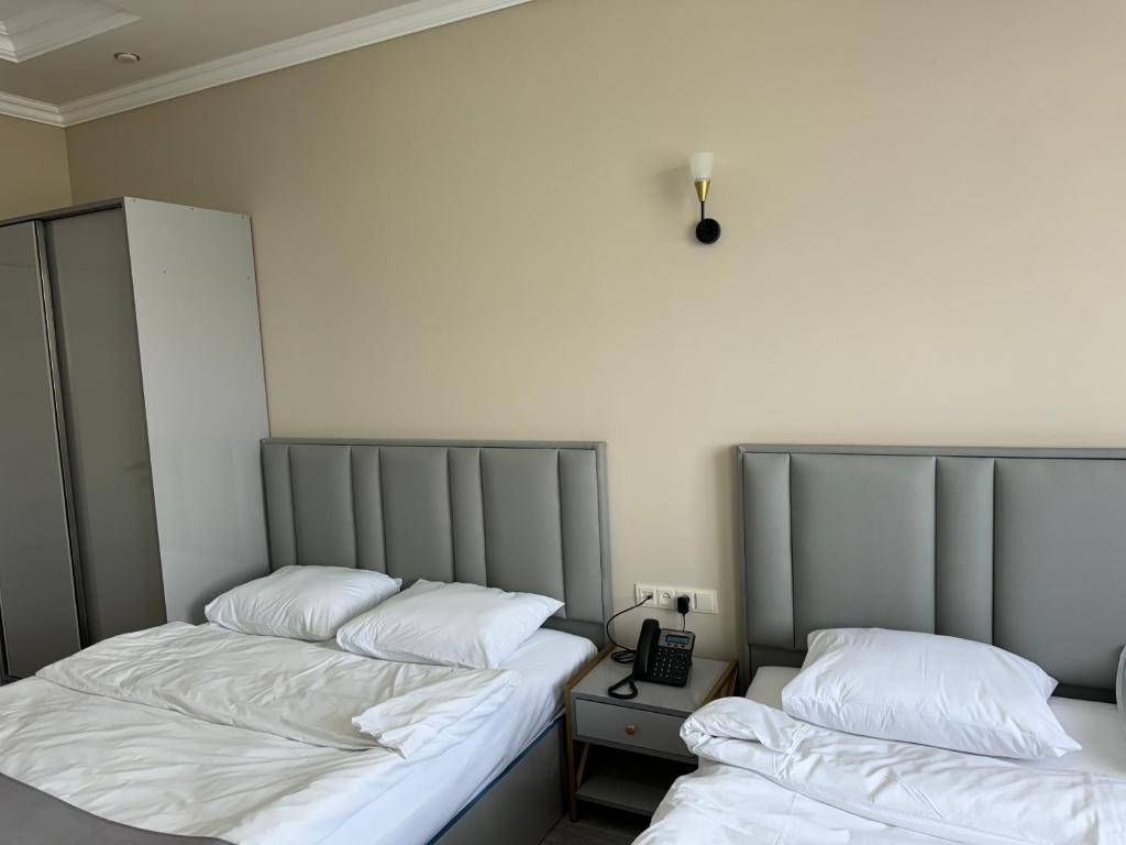 Postel nebo postele na pokoji v ubytování WHITE HOTEL GYUMRI