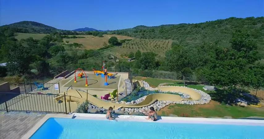 Bazén v ubytování Domaine de Chadeyron nebo v jeho okolí