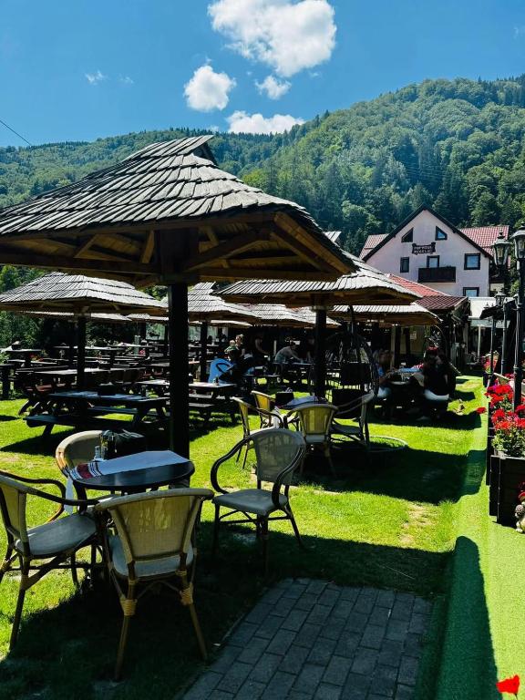 Nespecifikovaný výhled na hory nebo výhled na hory při pohledu z hotelu
