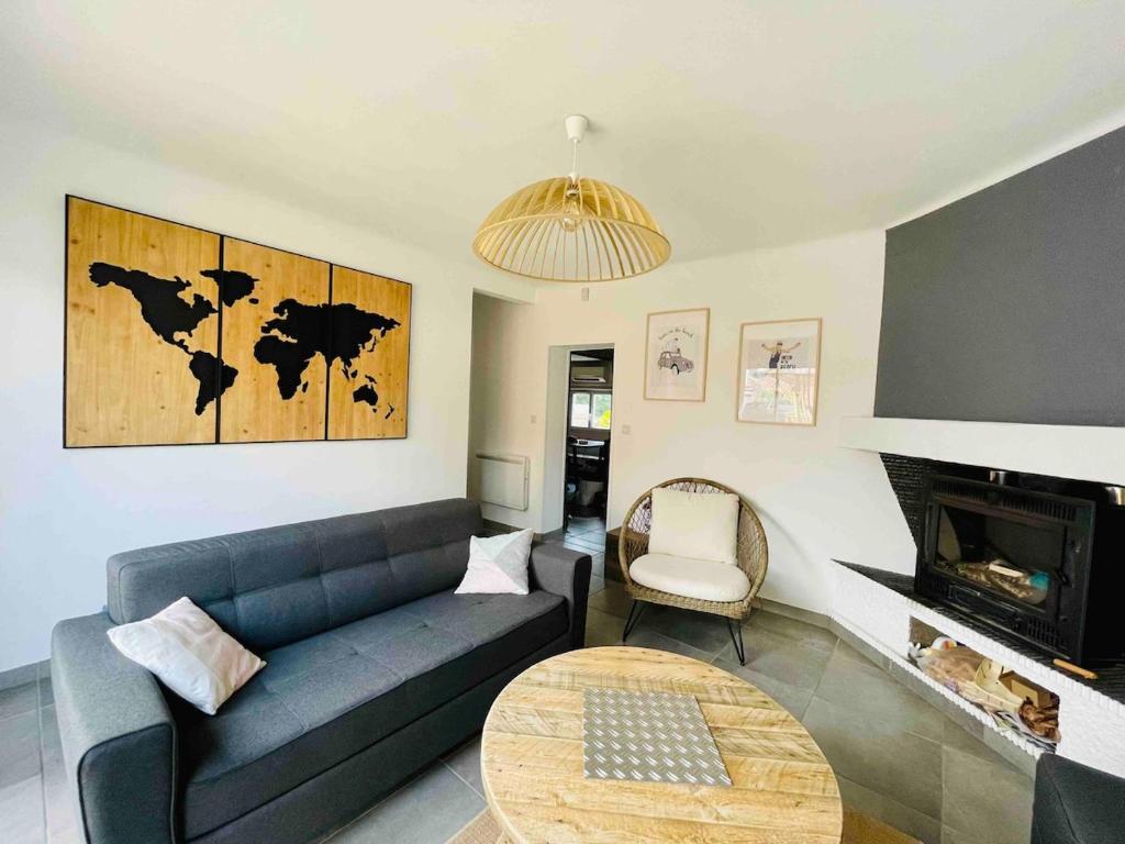 un salon avec un canapé et une table dans l'établissement Cozy house with hot tub and tiki bar, à Capbreton