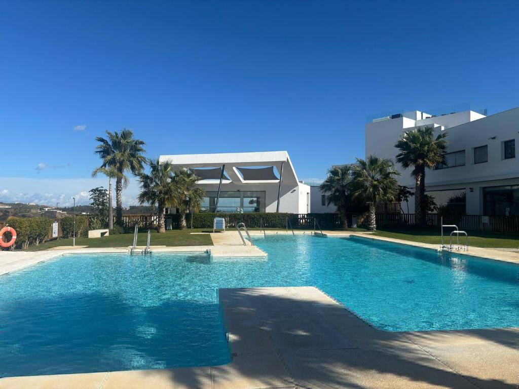ein großes Schwimmbad vor einem Gebäude in der Unterkunft Mijas Tres Caminos in La Cala de Mijas