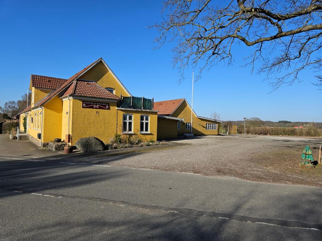 Hoone, kus võõrastemaja asub