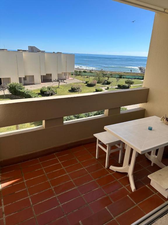 d'un balcon avec une table et une vue sur la plage. dans l'établissement Gaïa, au Barcarès