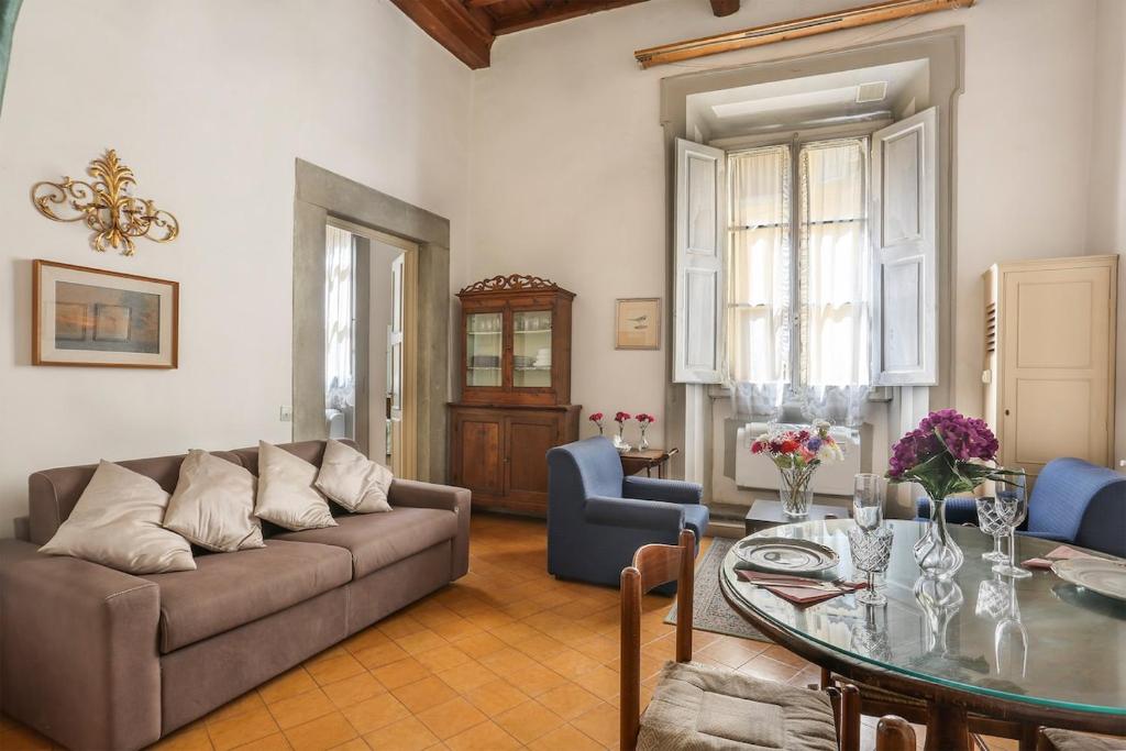 ein Wohnzimmer mit Couch und Tisch in der Unterkunft Santa Croce in Florenz