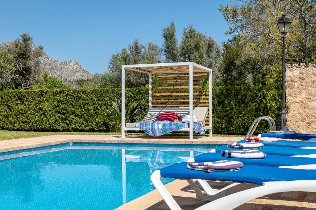 Bazén v ubytovaní Villa La Sort Gran in Pollensa By homevillas360 alebo v jeho blízkosti