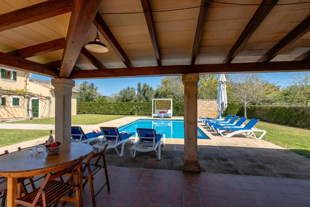 Bazén v ubytovaní Villa La Sort Gran in Pollensa By homevillas360 alebo v jeho blízkosti
