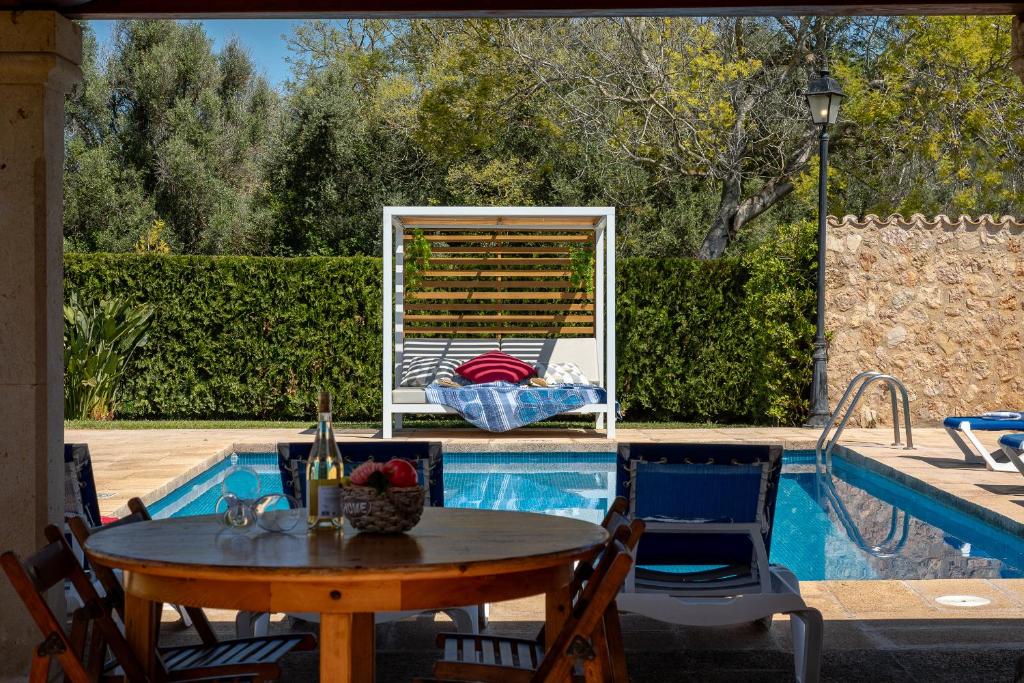 Bazén v ubytovaní Villa La Sort Gran in Pollensa By homevillas360 alebo v jeho blízkosti