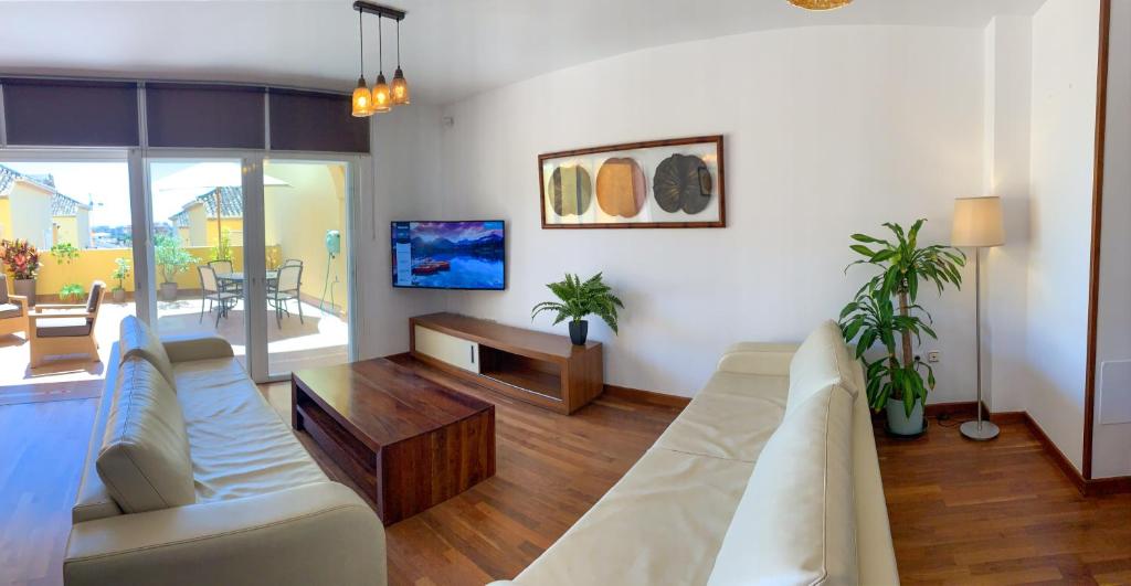 エステポナにあるCasa Lotoのソファとテーブルのあるリビングルーム