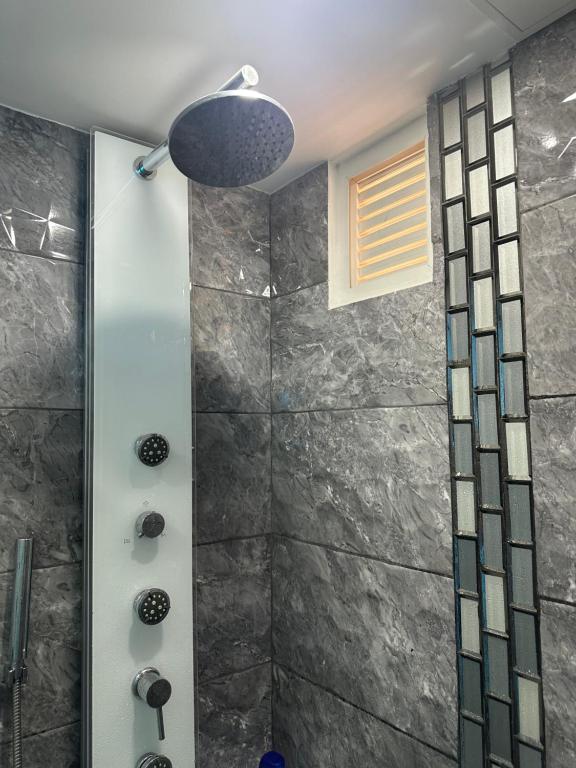 a bathroom with a shower with a shower at Apartamento Lujoso Yumbo in Arroyo Hondo