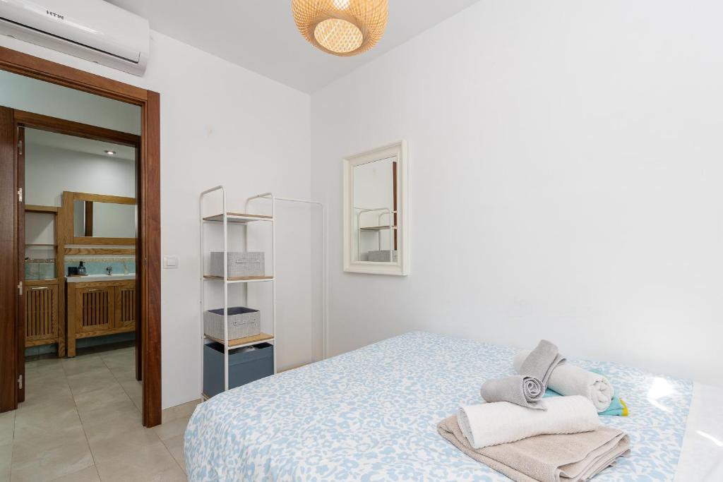 A bed or beds in a room at Adosado Bellavista B By homevillas360