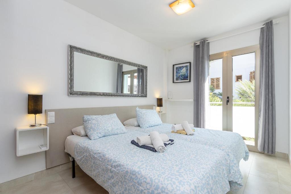 A bed or beds in a room at Adosado Bellavista B By homevillas360