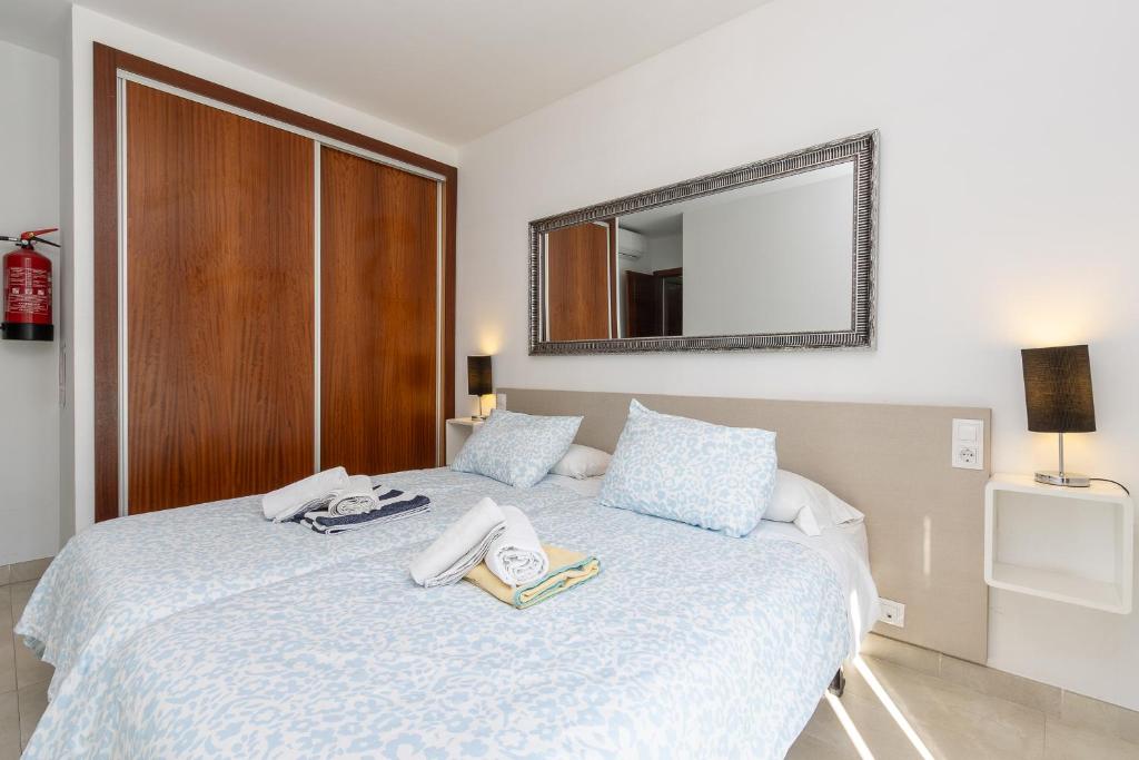 A bed or beds in a room at Adosado Bellavista B By homevillas360
