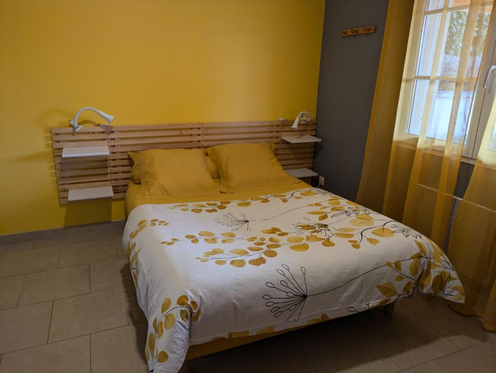 Postel nebo postele na pokoji v ubytování Chambres sous les vignes du Buttois