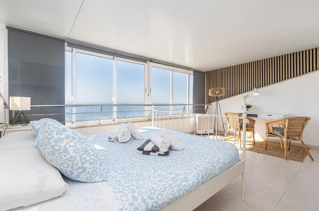 A bed or beds in a room at Adosado Bellavista B By homevillas360