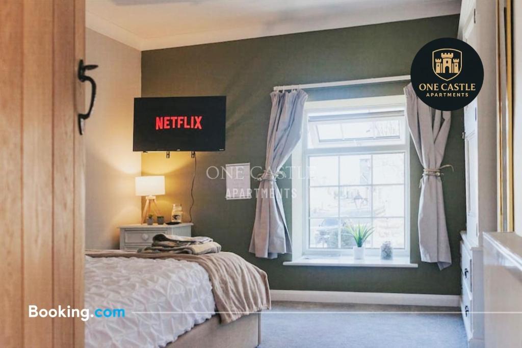 Postel nebo postele na pokoji v ubytování Exclusive Deals l Last-Minute Specials l Free Parking I Short term Booking l Garden I Sleeps Up to 6 l 3 Bed & 2 Bath I One Castle Apartments Short-lets and Serviced Accommodation