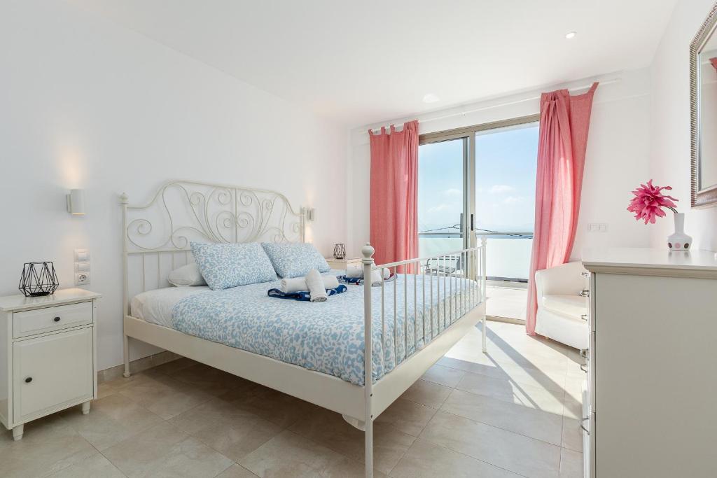 A bed or beds in a room at Adosado Bellavista B By homevillas360