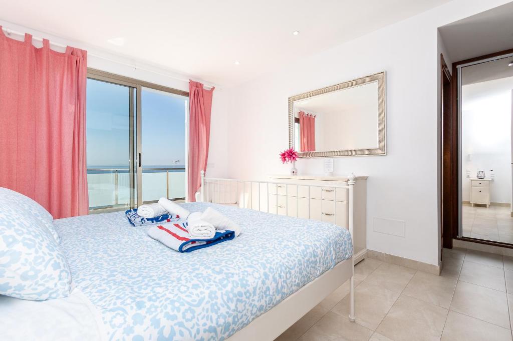 A bed or beds in a room at Adosado Bellavista B By homevillas360