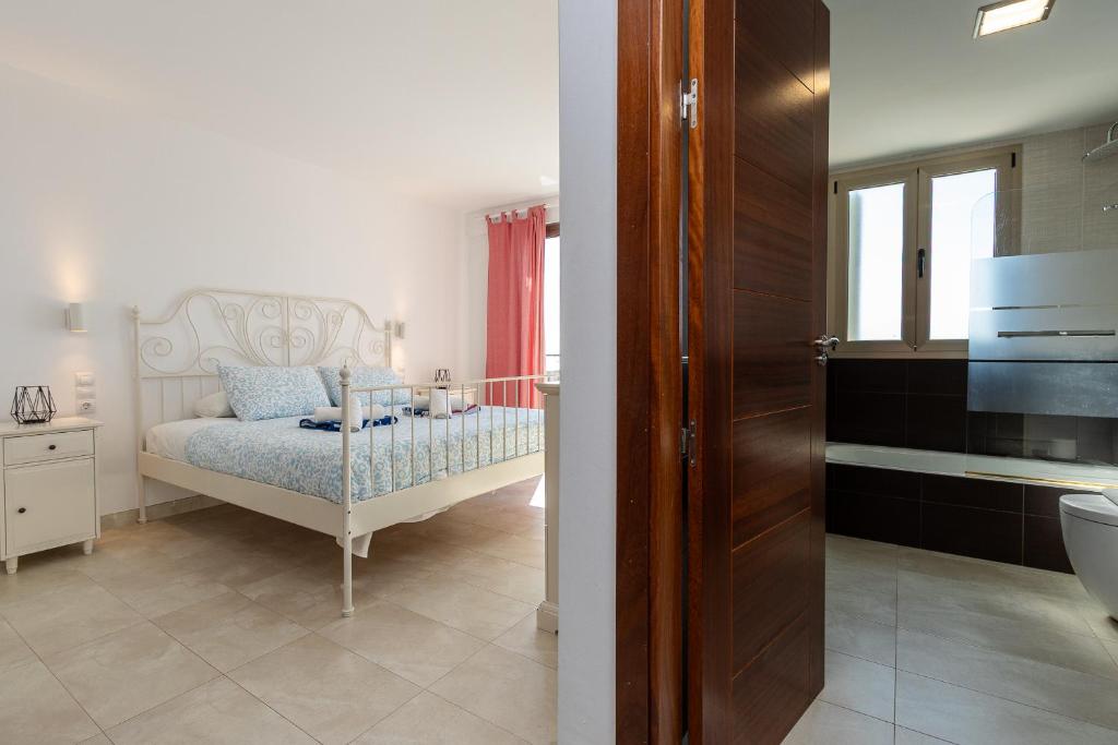 A bed or beds in a room at Adosado Bellavista B By homevillas360