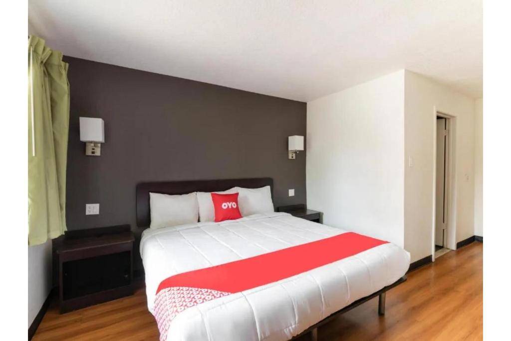Postel nebo postele na pokoji v ubytování OYO Hotel Irving DFW Airport North