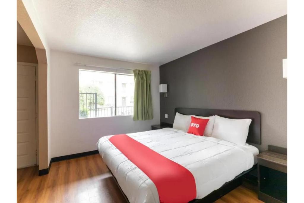 Postel nebo postele na pokoji v ubytování OYO Hotel Irving DFW Airport North