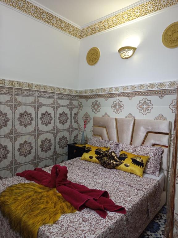 Postel nebo postele na pokoji v ubytování Riad Derb El Aarsa