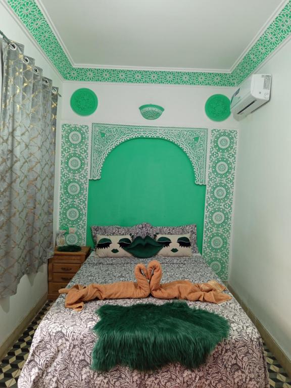 Postel nebo postele na pokoji v ubytování Riad Derb El Aarsa