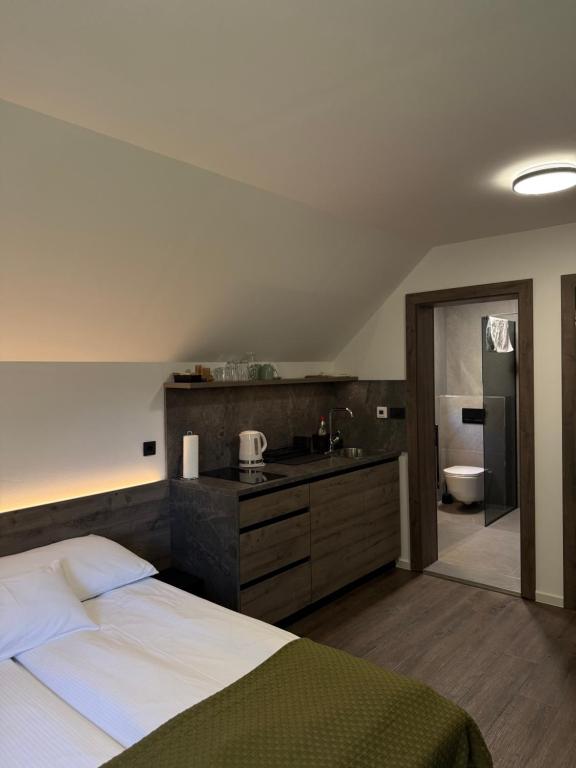 Postel nebo postele na pokoji v ubytování 4 Elements Resort Bled