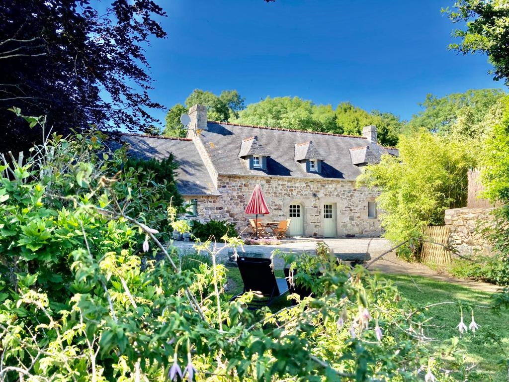 Cette grande maison en pierre dispose d'un jardin. dans l'établissement Benniel bras maison de vacances à 5 minutes des plages, à Plomodiern