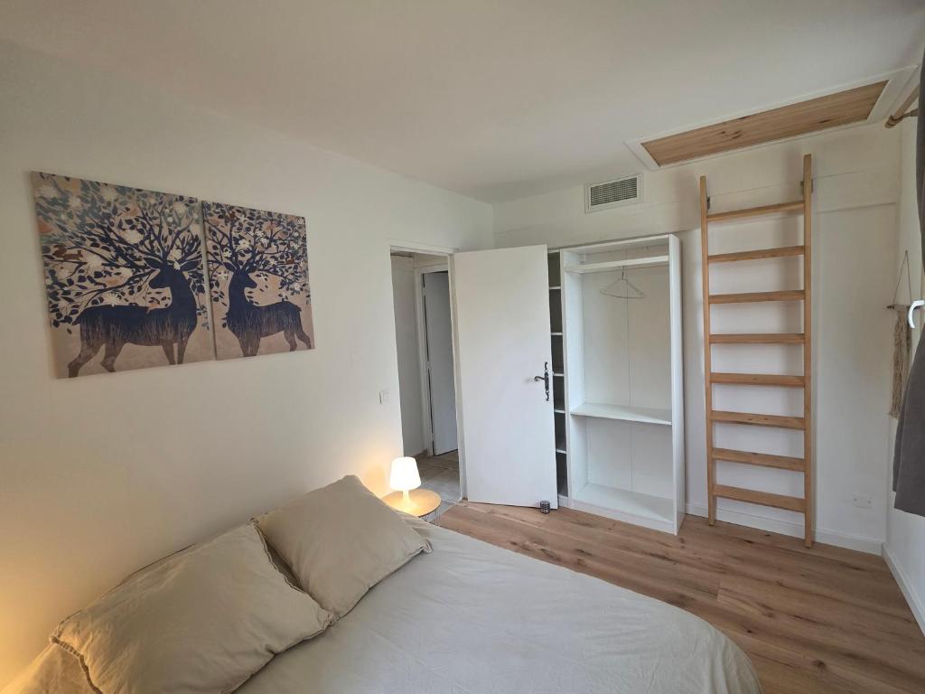 une chambre avec un lit et un tableau au mur dans l'établissement Maison à Aix-en-Provence avec grand jardin, à Aix-en-Provence