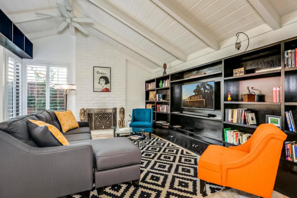 ein Wohnzimmer mit Sofa und Fernseher in der Unterkunft The Miramonte Bungalow in Palm Springs